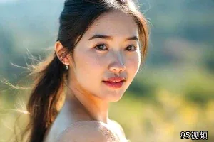 《弹幕哨塔》主视觉：山口哨塔与飘动的信号旗
